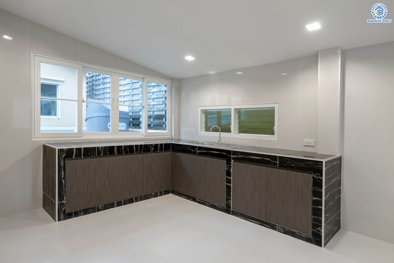 บ้านมือสองตกแต่งใหม่ โครงการ ธนานนท์ ราชพฤกษ์ เนื้อที่ 60 ตร.ว. ฟังก์ชัน 3 ห้องนอน 3 ห้องน้ำ จอดรถได้ 2 คัน พร้อมห้องอเนกประสงค์ 1 ห้อง สามารถปรับเปลี่ยนเป็นห้องทำงาน หรือห้องนอนได้ตามความต้องการ Facilities ตอบโจทย์ทุกกิจกรรม! บนทำเลติดถนนราชพฤกษ์ ใกล้วงเวียนพระราม5 เซ็นทรัลเวสต์เกต และรถไฟฟ้า "สถานีบางรักน้อยท่าอิฐ"